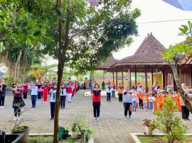 Gerakan Masyarakat Sehat Kalurahan Pampang Mengadakan Senam Bersama dengan Doorprize